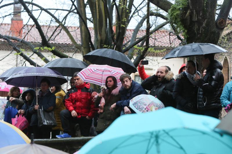 La lluviaobliga a suspender la procesión del Encuentro, la más importante de la Semana Santa Avilesina. Solo se ha celebrado un pequeño acto de la cofracía Nuestro Padre Jesús de Galiana en la capilla y el sermón del arzobispo Jesús Sanz Montes en San Nicolás