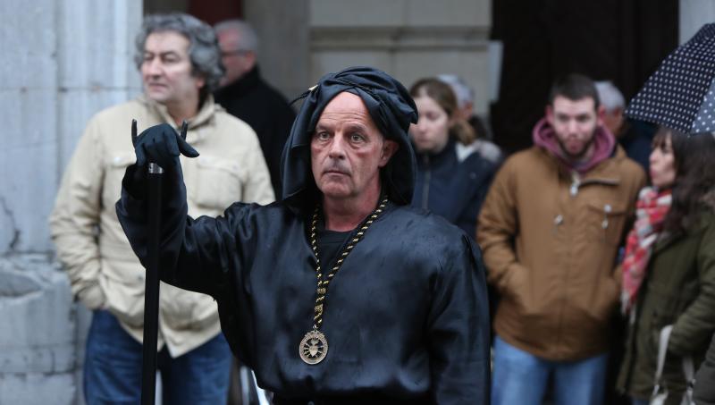 La lluviaobliga a suspender la procesión del Encuentro, la más importante de la Semana Santa Avilesina. Solo se ha celebrado un pequeño acto de la cofracía Nuestro Padre Jesús de Galiana en la capilla y el sermón del arzobispo Jesús Sanz Montes en San Nicolás