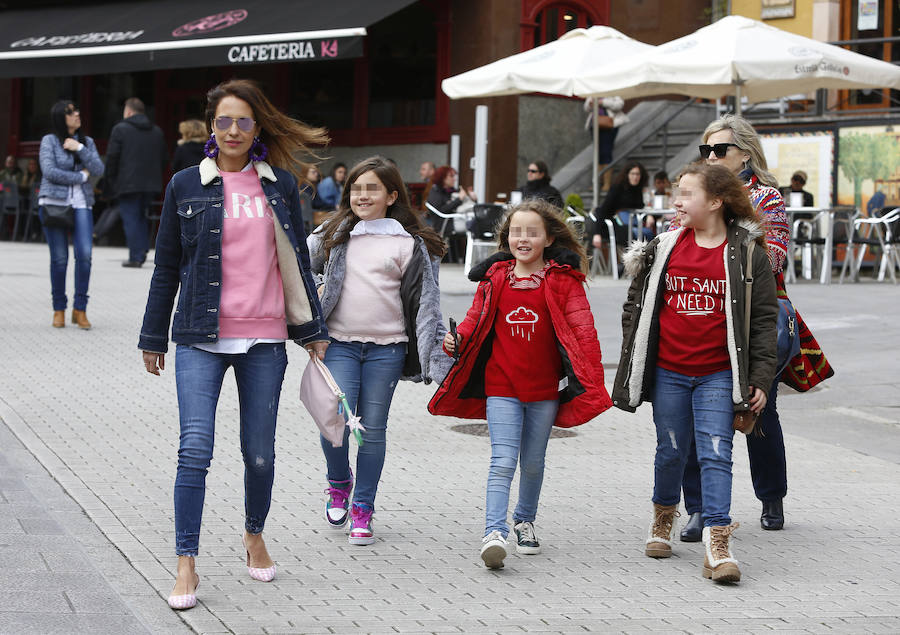 La actriz Paula Echevarría disfruta de unos días de descanso en su concejo natal de Candás. Junto a su hija, Daniella, su madre y algunos amigos ha paseado por la villa. 