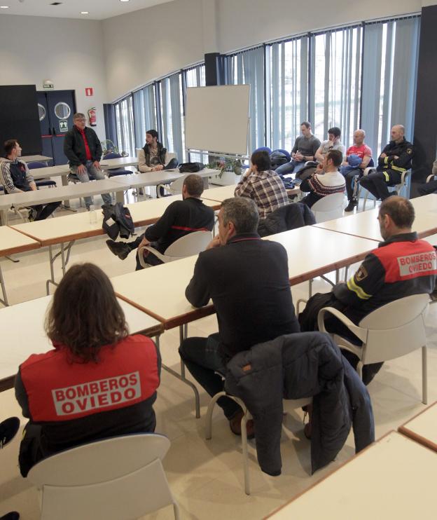 Los bomberos, reunidos ayer en asamblea, en el edificio de Rubín. 