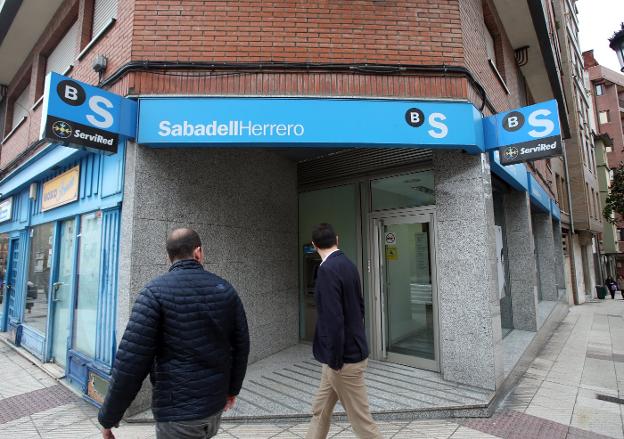 A esta oficina, en la calle Fernando Alonso, entró el atracador armado ayer. 