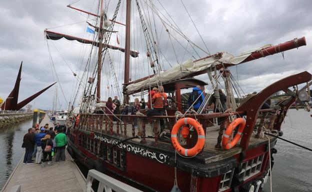 Colas para visitar el interior del velero 'Atyla'