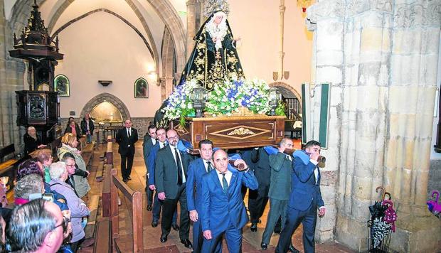 El paso de la Virgen Dolorosa tuvo que procesionar por el interior de la basílica de Llanes. 