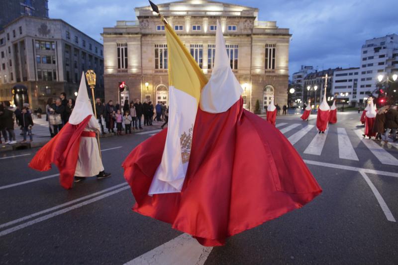 La procesión, este año sin indulto, recorrió las calles del centro de la ciudad