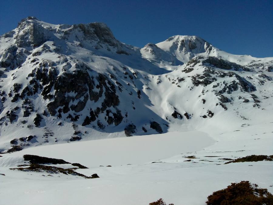 La nieve ha cerrado al tráfico el alto somedano de La Farrapona, pero ha dejado bellas estampas en el Parque Natural. Una de las que más interés suscita estos días son los lagos de Saliencia, completamente helados. 