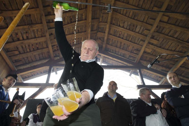 Decenas de personas se han congregado este jueves en el Museo del Pueblo de Asturias para inaugurar el noveno festival Primer Sidre l'Añu, en el que setenta llagares dan a probar hasta el domingo sus primeras producciones de la temporada. 