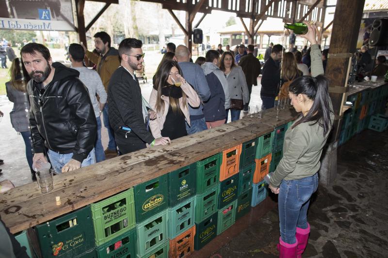 Decenas de personas se han congregado este jueves en el Museo del Pueblo de Asturias para inaugurar el noveno festival Primer Sidre l'Añu, en el que setenta llagares dan a probar hasta el domingo sus primeras producciones de la temporada. 