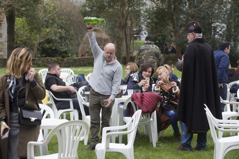 Decenas de personas se han congregado este jueves en el Museo del Pueblo de Asturias para inaugurar el noveno festival Primer Sidre l'Añu, en el que setenta llagares dan a probar hasta el domingo sus primeras producciones de la temporada. 