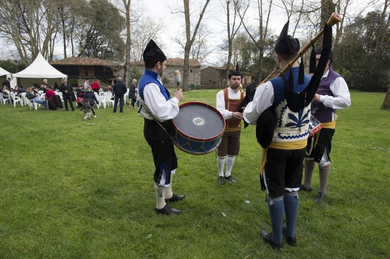 Decenas de personas se han congregado este jueves en el Museo del Pueblo de Asturias para inaugurar el noveno festival Primer Sidre l'Añu, en el que setenta llagares dan a probar hasta el domingo sus primeras producciones de la temporada. 