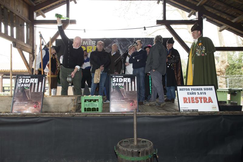 Decenas de personas se han congregado este jueves en el Museo del Pueblo de Asturias para inaugurar el noveno festival Primer Sidre l'Añu, en el que setenta llagares dan a probar hasta el domingo sus primeras producciones de la temporada. 