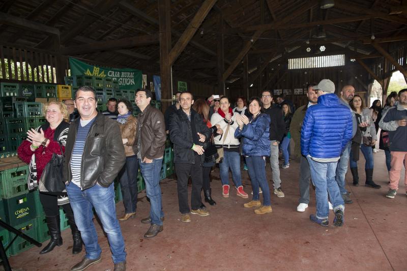 Decenas de personas se han congregado este jueves en el Museo del Pueblo de Asturias para inaugurar el noveno festival Primer Sidre l'Añu, en el que setenta llagares dan a probar hasta el domingo sus primeras producciones de la temporada. 