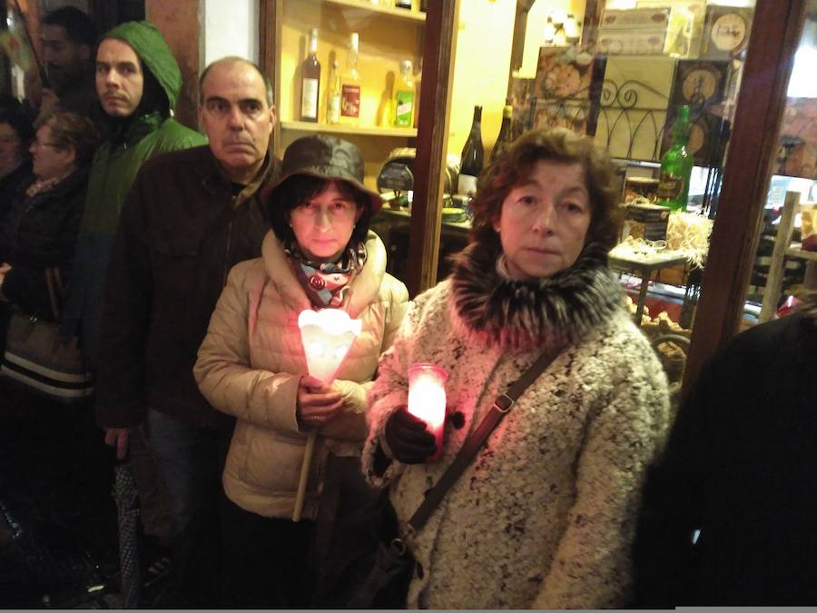 Miles de personas guardan silencio en el recorrido desde la iglesia de Santa Eulalia, que presidieron una veintena de crucifijos y farolillos