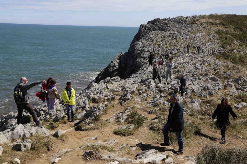 La previsión de mal tiempo no ha desincentivado a los visitantes y Asturias ha alcanzado una elevada tasa de ocupación esta Semana Santa. En los momentos en los que la lluvia ha dado una tregua, los turistas no han dudado en salir a disfrutar de los paisajes y las ciudades del Principado, de Oriente a Occidente. 