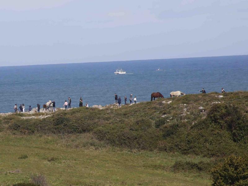 La previsión de mal tiempo no ha desincentivado a los visitantes y Asturias ha alcanzado una elevada tasa de ocupación esta Semana Santa. En los momentos en los que la lluvia ha dado una tregua, los turistas no han dudado en salir a disfrutar de los paisajes y las ciudades del Principado, de Oriente a Occidente. 