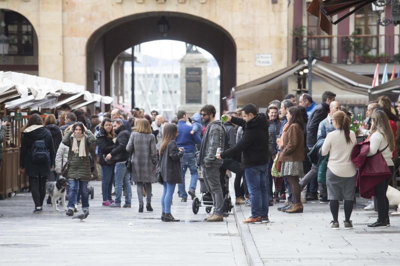La previsión de mal tiempo no ha desincentivado a los visitantes y Asturias ha alcanzado una elevada tasa de ocupación esta Semana Santa. En los momentos en los que la lluvia ha dado una tregua, los turistas no han dudado en salir a disfrutar de los paisajes y las ciudades del Principado, de Oriente a Occidente. 