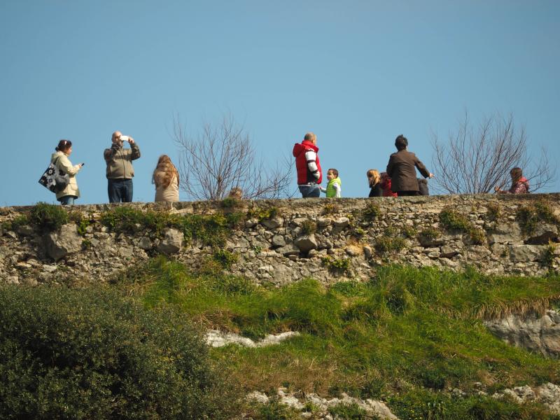 La previsión de mal tiempo no ha desincentivado a los visitantes y Asturias ha alcanzado una elevada tasa de ocupación esta Semana Santa. En los momentos en los que la lluvia ha dado una tregua, los turistas no han dudado en salir a disfrutar de los paisajes y las ciudades del Principado, de Oriente a Occidente. 