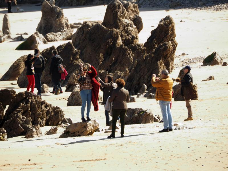 La previsión de mal tiempo no ha desincentivado a los visitantes y Asturias ha alcanzado una elevada tasa de ocupación esta Semana Santa. En los momentos en los que la lluvia ha dado una tregua, los turistas no han dudado en salir a disfrutar de los paisajes y las ciudades del Principado, de Oriente a Occidente. 