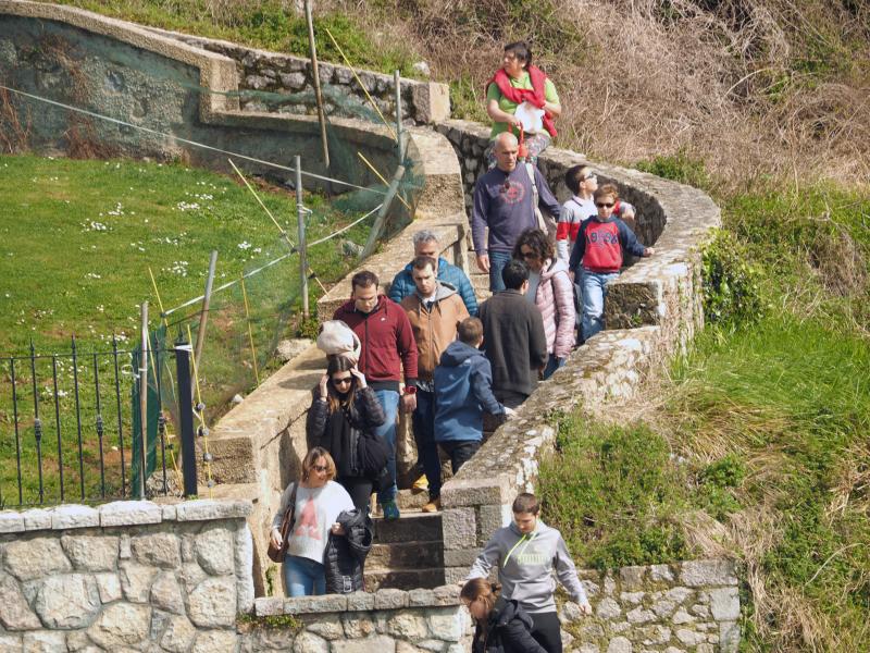 La previsión de mal tiempo no ha desincentivado a los visitantes y Asturias ha alcanzado una elevada tasa de ocupación esta Semana Santa. En los momentos en los que la lluvia ha dado una tregua, los turistas no han dudado en salir a disfrutar de los paisajes y las ciudades del Principado, de Oriente a Occidente. 