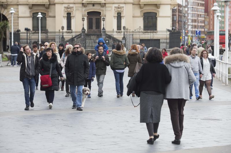 La previsión de mal tiempo no ha desincentivado a los visitantes y Asturias ha alcanzado una elevada tasa de ocupación esta Semana Santa. En los momentos en los que la lluvia ha dado una tregua, los turistas no han dudado en salir a disfrutar de los paisajes y las ciudades del Principado, de Oriente a Occidente. 