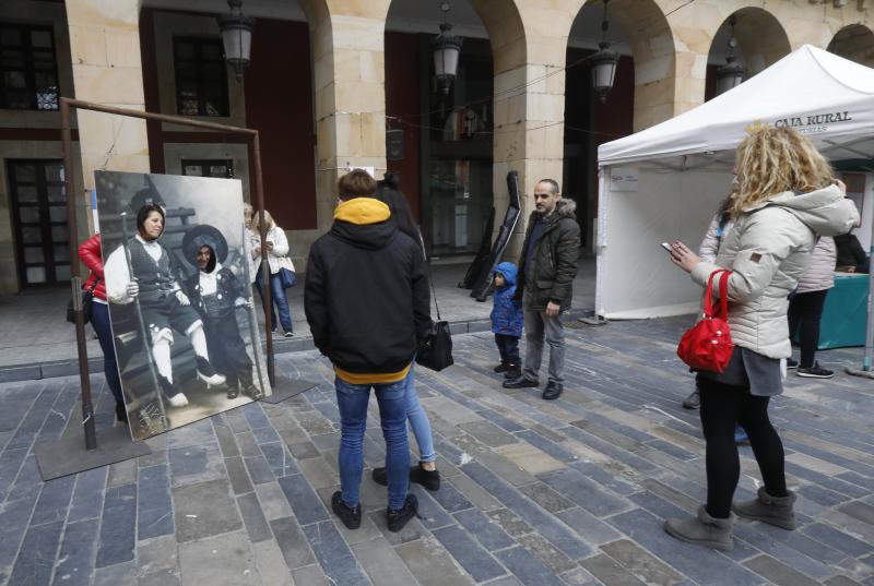 La previsión de mal tiempo no ha desincentivado a los visitantes y Asturias ha alcanzado una elevada tasa de ocupación esta Semana Santa. En los momentos en los que la lluvia ha dado una tregua, los turistas no han dudado en salir a disfrutar de los paisajes y las ciudades del Principado, de Oriente a Occidente. 