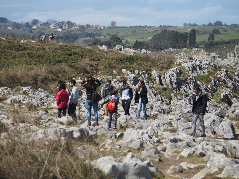 La previsión de mal tiempo no ha desincentivado a los visitantes y Asturias ha alcanzado una elevada tasa de ocupación esta Semana Santa. En los momentos en los que la lluvia ha dado una tregua, los turistas no han dudado en salir a disfrutar de los paisajes y las ciudades del Principado, de Oriente a Occidente. 
