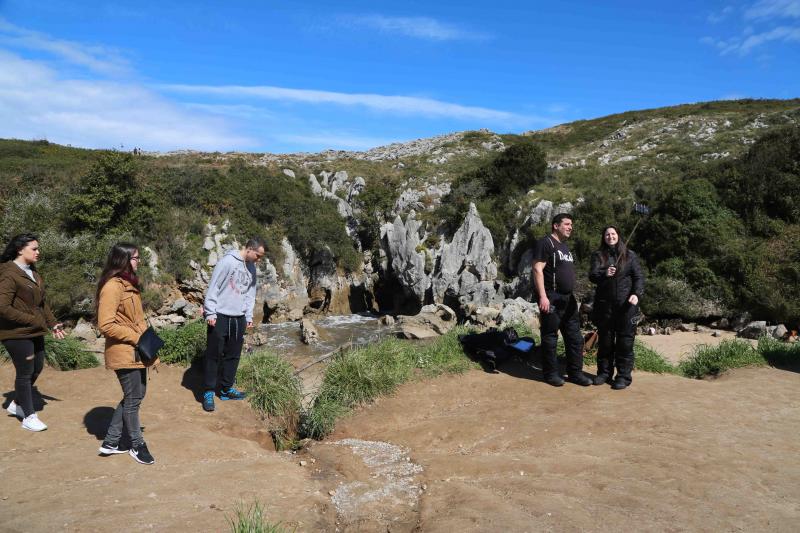 La previsión de mal tiempo no ha desincentivado a los visitantes y Asturias ha alcanzado una elevada tasa de ocupación esta Semana Santa. En los momentos en los que la lluvia ha dado una tregua, los turistas no han dudado en salir a disfrutar de los paisajes y las ciudades del Principado, de Oriente a Occidente. 