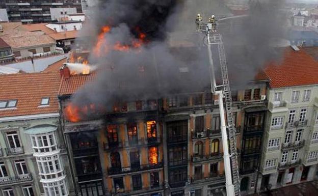 El compañero del bombero que falleció en Uría dice que están «desamparados»