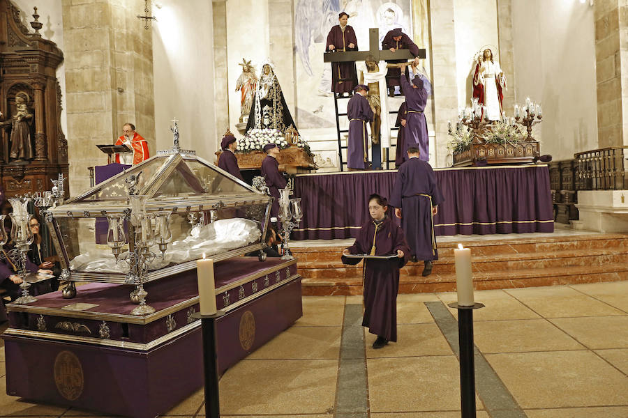 El tiempo obligó a suspender la procesión del Santo Entierro en la localidad maliaya, pero los fieles siguieron el acto del desenclavo en el interior de la iglesia de Santa María.