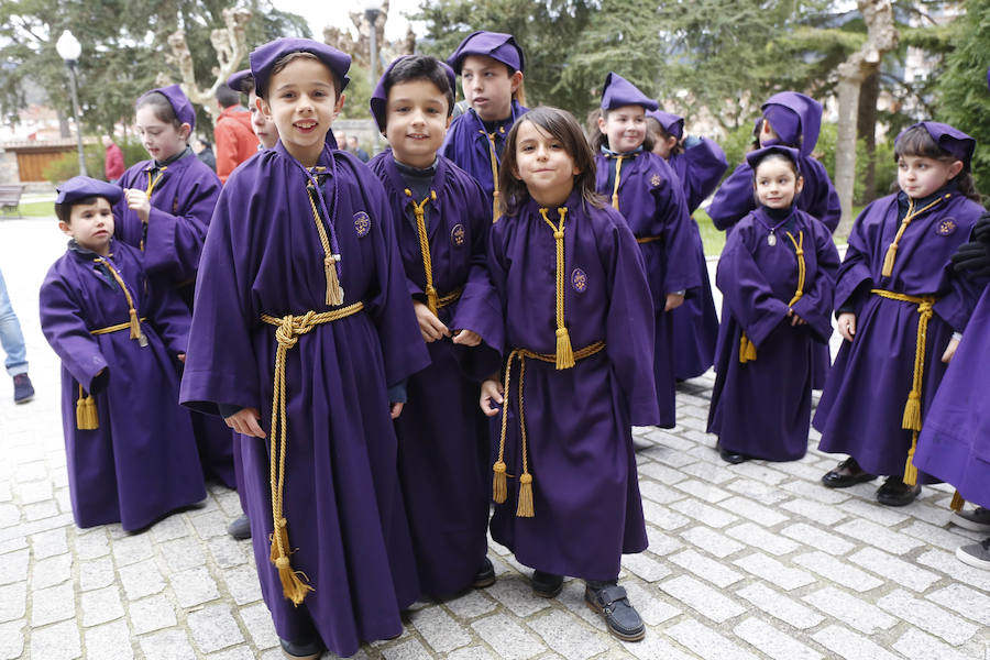 El tiempo obligó a suspender la procesión del Santo Entierro en la localidad maliaya, pero los fieles siguieron el acto del desenclavo en el interior de la iglesia de Santa María.