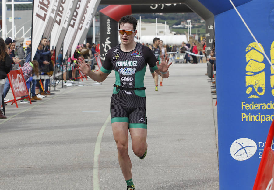 El Trofeo Gijón Deporte se disputa en las inmediaciones de la playa de Poniente 