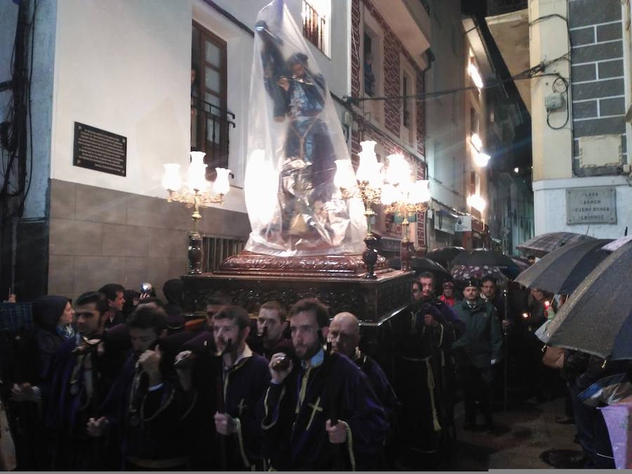 Imagen. El Buen Jesús Nazareno, durante su recorrido por las calles de Luarca, marcada por el silencio y la solemnidad.