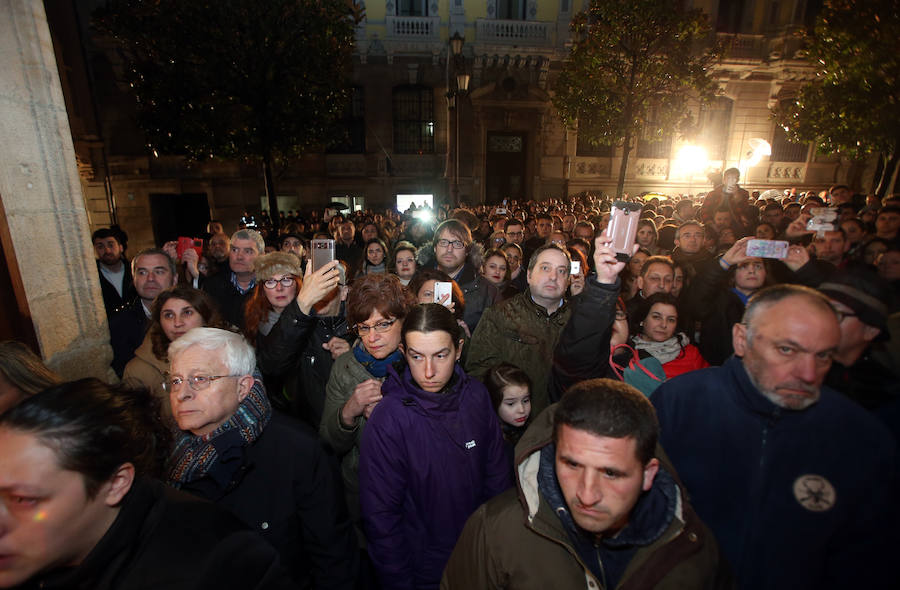 La Hermandad de los Estudiantes procesionó por la ciudad ante la atenta mirada de cientos de ovetenses