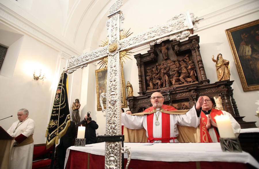 La Hermandad de los Estudiantes procesionó por la ciudad ante la atenta mirada de cientos de ovetenses