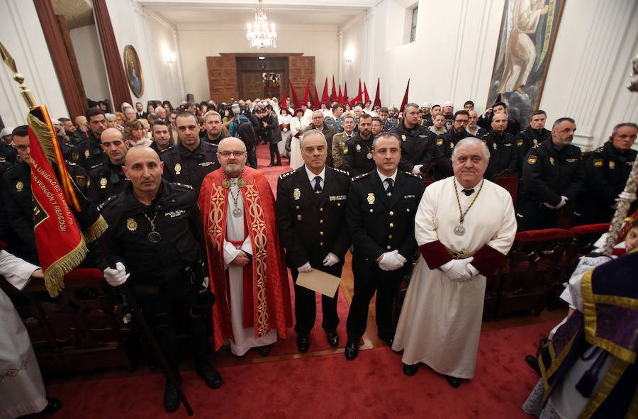 La Hermandad de los Estudiantes procesionó por la ciudad ante la atenta mirada de cientos de ovetenses
