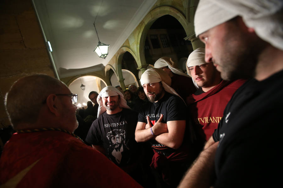 La Hermandad de los Estudiantes procesionó por la ciudad ante la atenta mirada de cientos de ovetenses