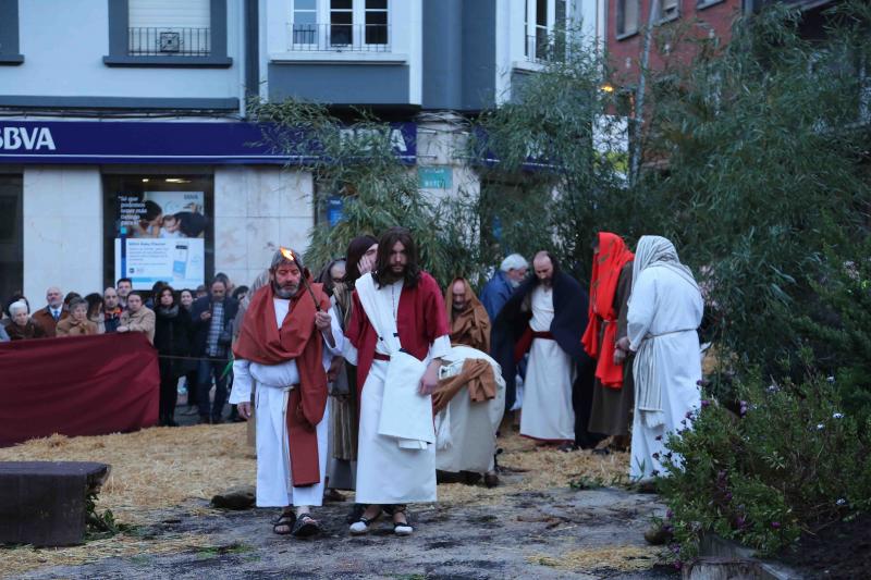 Decenas de personas asistieron en la iglesia de Infiesto a la representación