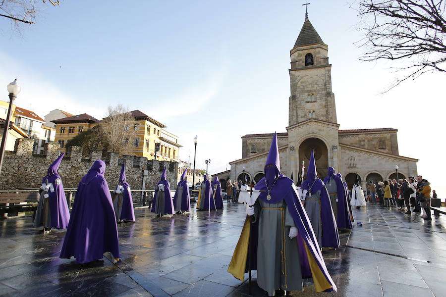 Los pasos salieron a la mañana de la Iglesia Parroquieal de San Pedro Apóstol. 