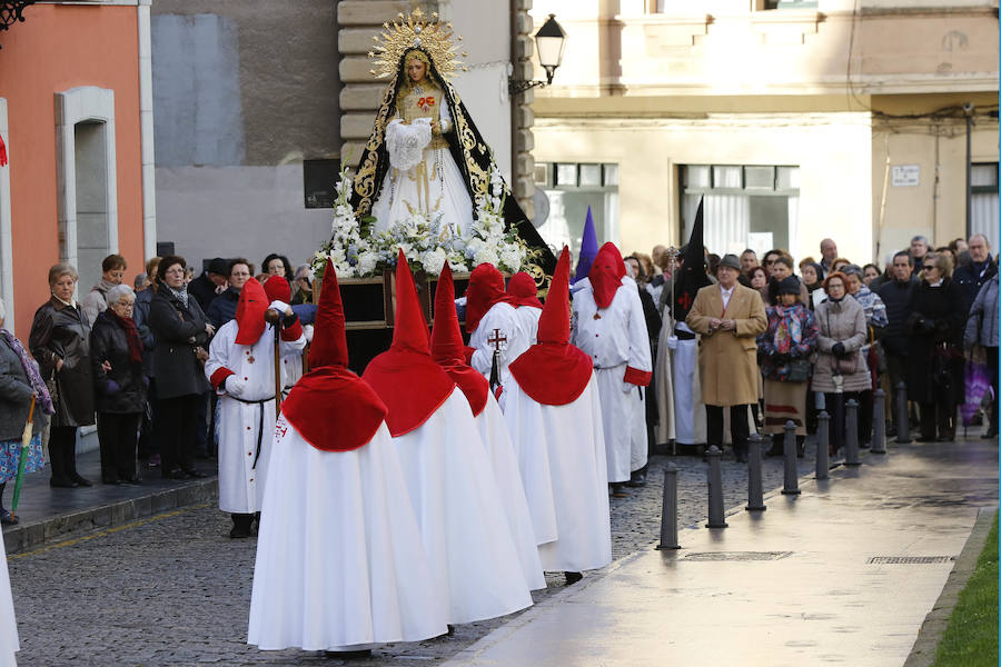 Los pasos salieron a la mañana de la Iglesia Parroquieal de San Pedro Apóstol. 