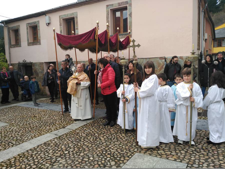 En la localidad veigueña de Piantón hoy han cerrado la Semana Santa con el bandeo de pendones.