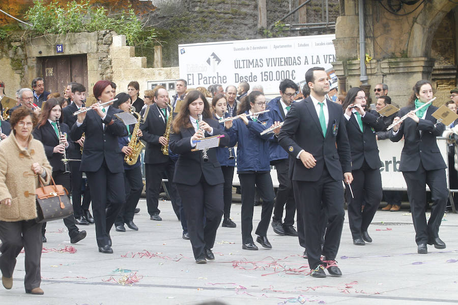 Este año las fiestas celebran su 125 aniversario y algunas de las carrozas también lo recordaron rememorando momentos históricos de esta celebración.