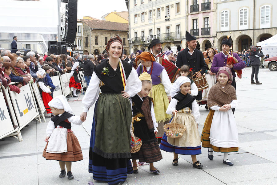 Este año las fiestas celebran su 125 aniversario y algunas de las carrozas también lo recordaron rememorando momentos históricos de esta celebración.