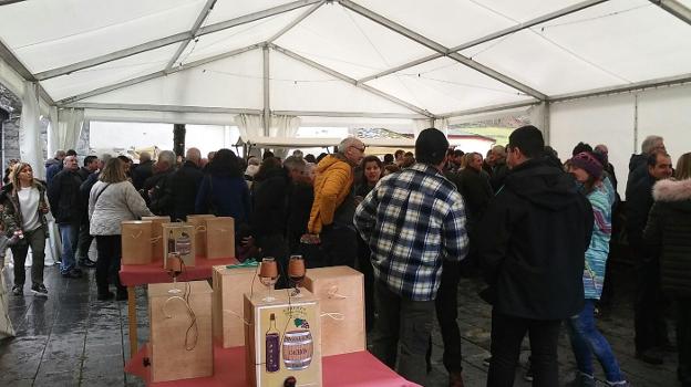 La carpa ubicada en la plaza del Ayuntamiento, llena de personas que fueron a catar los caldos. 