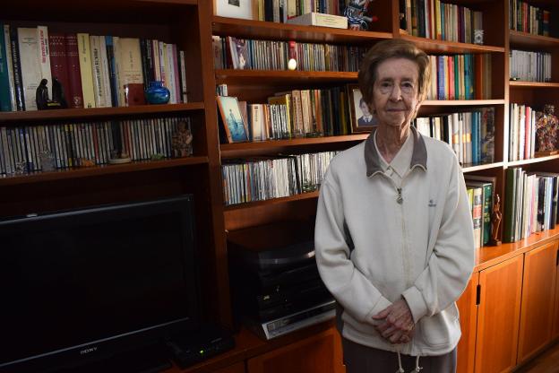 La bioquímica asturiana Margarita Salas en el salón de su domicilio de Madrid donde recibió a EL COMERCIO. 