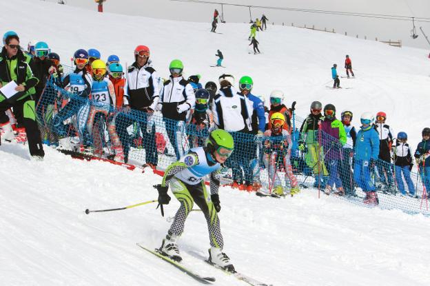 Uno de los participantes en el campeonato autonómico de esquí, en la categoría de Infantil, en la estación de Pajares, ayer. 