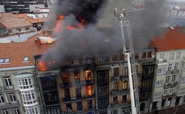 Imagen del incendio en la calle Uría de Oviedo. 