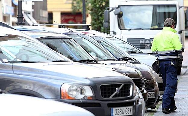 Un controlador de Eysa revisa los coches estacionados en la zona azul más próxima a la calle Independencia. 