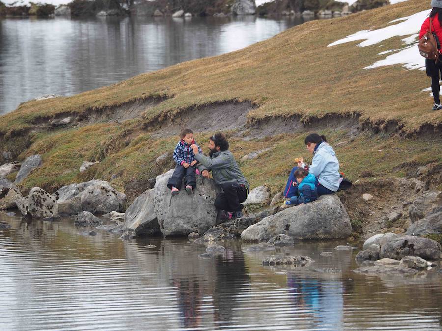 Fotos: Los turistas abarrotan el oriente asturiano