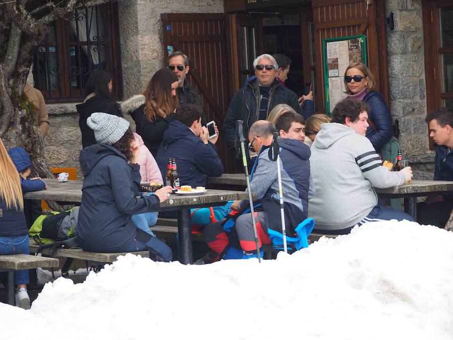 Fotos: Los turistas abarrotan el oriente asturiano