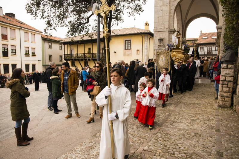 Cientos de personas abarrotaron el casco histórico de Llanes para disfrutar del encuentro entre Jesús resucitado y su madre, la Virgen.