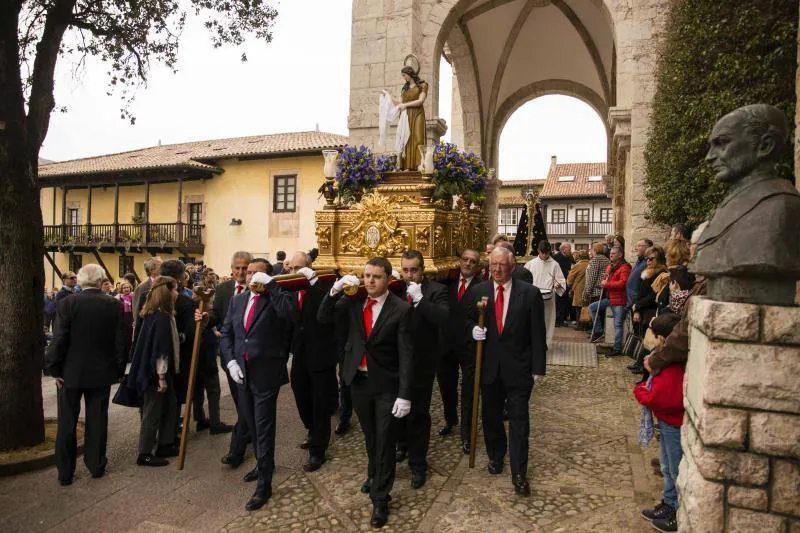 Cientos de personas abarrotaron el casco histórico de Llanes para disfrutar del encuentro entre Jesús resucitado y su madre, la Virgen.